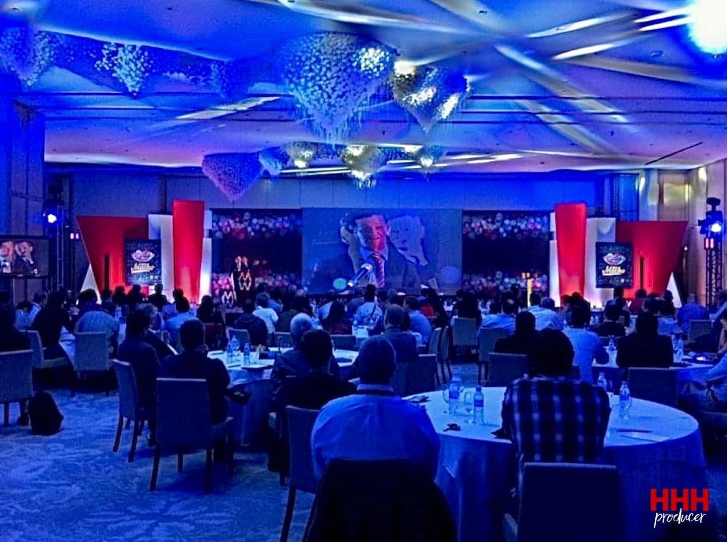 Gala corporativa con iluminación azul