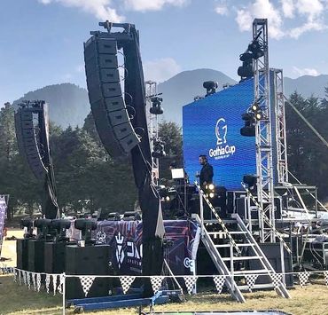 Escenario al aire libre con montañas