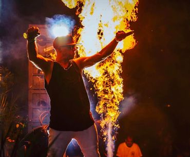 Artista con pirotecnia y fuego