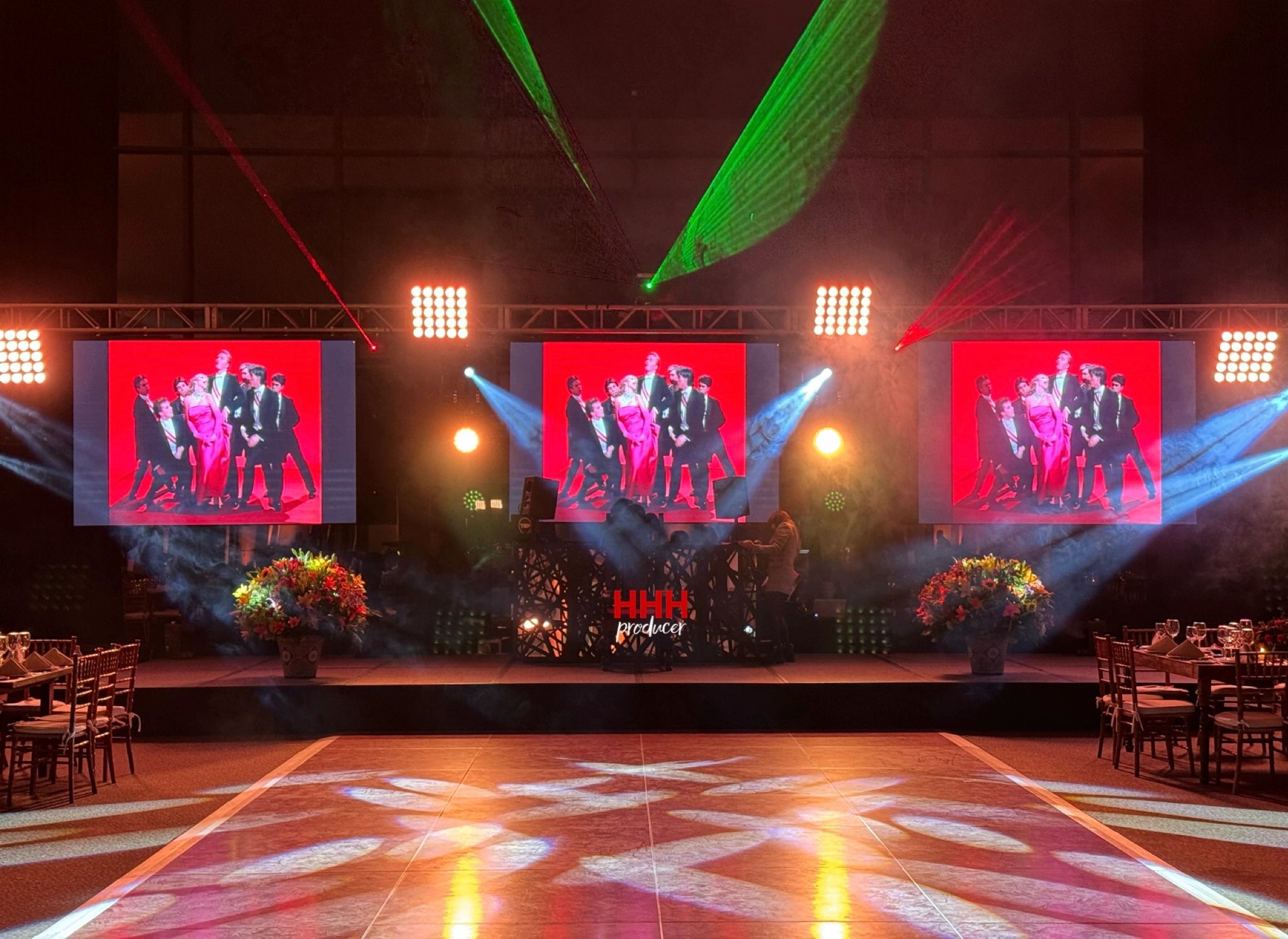 Escenario de festival con pantallas LED